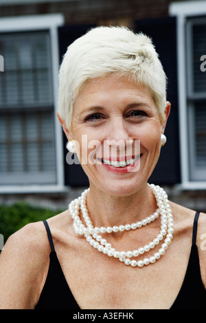 Portrait einer älteren Frau lächelnd Stockfoto