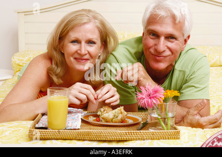 Porträt von ein älteres Paar mit Frühstück im Bett Stockfoto