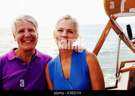 Porträt von ein älteres paar lächelnd zusammen in einem Boot Stockfoto