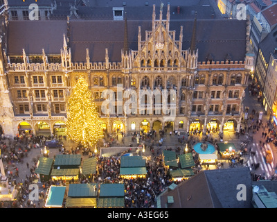 Deutschland München Marienplatz Marien Platz fair Rathaus Rathaus Weihnachtsmarkt bei Nacht Stockfoto