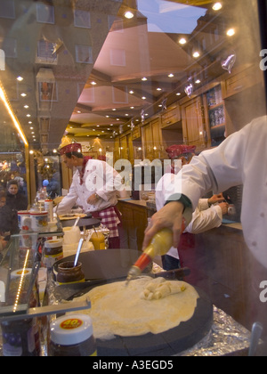 Europa Deutschland Deutsch München Christkindlmarkt Christmas Fair Market Crepe Pfannkuchen machen im Markt unter freiem Himmel Stockfoto