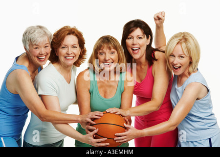 Porträt von fünf Reife Frauen halten einen Basketball und lächelnd Stockfoto
