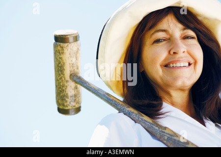 Niedrigen Winkel Ansicht einer reifen Frau hält einen Krocket-Hammer Stockfoto