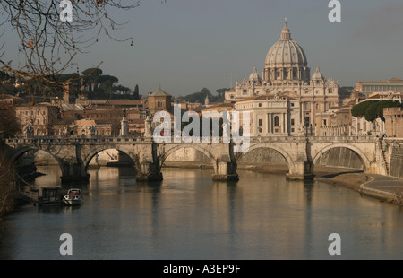 Blick auf den Vatikan über den Fluss Tiber in den frühen Morgenstunden Stockfoto