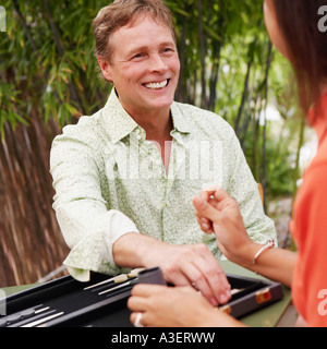 Nahaufnahme eines reifen Mannes spielen Backgammon mit einer reifen Frau Stockfoto