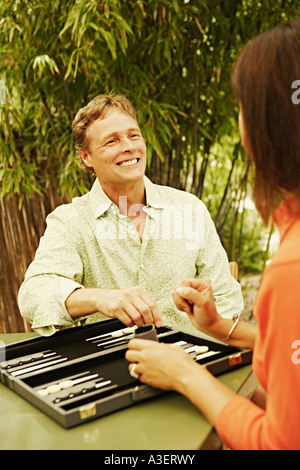 Nahaufnahme von einem reifen Mann und eine reife Frau spielen backgammon Stockfoto