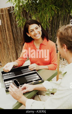 Älteres Paar spielen backgammon Stockfoto