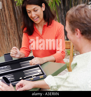 Älteres Paar spielen backgammon Stockfoto