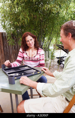 Älteres Paar spielen backgammon Stockfoto