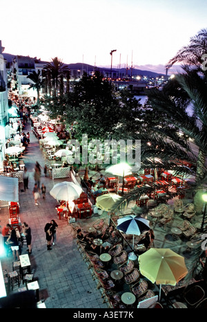 Ibiza Spanien, romantische Übersicht über den Hafen in der Innenstadt bei Nacht, Cafés Restaurants, City Square Blick von oben, schöne Nacht Luftbild Stadt Stockfoto