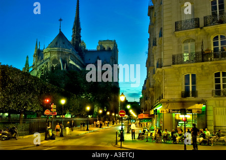 Paris Frankreich , Straßenszene Kathedrale Notre Dame, Pariser Straßencafé-Szene im Freien, beleuchtet bei Dämmerung, Gehweg Stockfoto