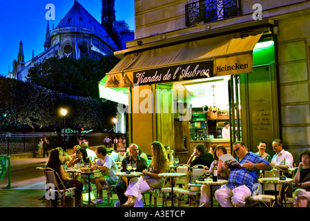Paris Cafe, Frankreich , mittlere Menschenmenge Junges Erwachsenes Getränkegeschäft, Café 'Ile de la Cite' (in der Nähe der Kathedrale Notre Dame) 'Viandes de l'Abraq' Nacht, Stockfoto