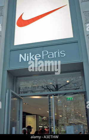 Paris Frankreich, Shopping, Nike Paris, Bekleidungsgeschäft, Details zum Shop, Firmenlogo am Eingang offene Tür Stockfoto