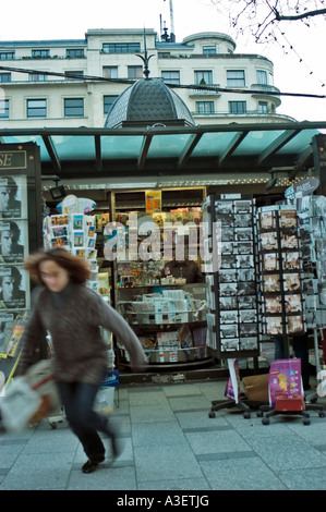 Paris Frankreich, Frau, Shopping Zeitungskiosk Kiosk auf 'Avenue Champ Elysees' Street Scene, Zeitungen Presse Zeitungskiosk, Menschen auf den Straßen von Paris Stockfoto