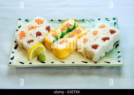Japanische Lebensmittel Platte von 18 California Maki "Rohem Fisch" Thunfisch Lachs oriental Food-Mahlzeit auf einem Teller Stockfoto