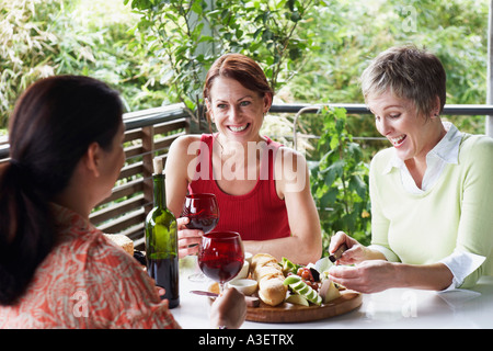 Drei Reife Frauen am Tisch sitzen und Lächeln Stockfoto