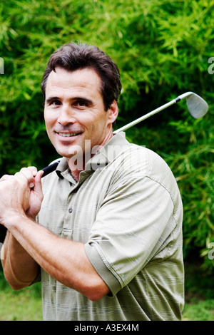 Nahaufnahme von einem reifen Mann hält einen Golfschläger Stockfoto