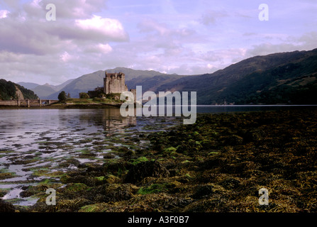 Eilean Donan Castle in den malerischen schottischen Highlands in Schottland mit Bergen Stockfoto