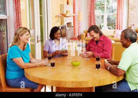 Zwei Reife Paare sitzen am Tisch und spielen Karten Stockfoto