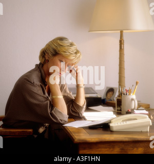 Reife Frau lesen am Schreibtisch Stockfoto