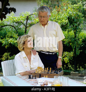 HERR ÄLTERES PAAR PORTRAIT IM GARTEN Stockfoto