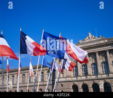 FRANZÖSISCHE UND EUROPÄISCHE FLAGGEN VOR DER UNIVERSITÄT STRASSBURG ELSASS FRANKREICH EUROPA Stockfoto