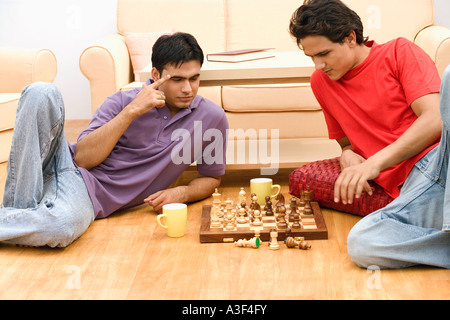Zwei junge Männer spielen Schach Stockfoto
