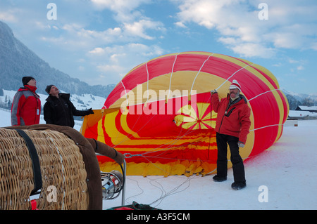 Aufblasen eines Ballons in Chateau-d ' Oex-Ballon-festival Stockfoto