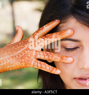 Nahaufnahme einer jungen Frau zeigt ihr Henna tätowiert hand Stockfoto