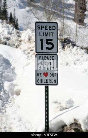 USA-Straßenschild für 15 km/h Höchstgeschwindigkeit "Bitte langsam fahren wir unsere Kinder lieben" Stockfoto