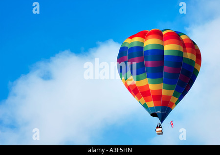 Heißluftballon vor blauem Himmel. Platz für Text in den Himmel. Stockfoto