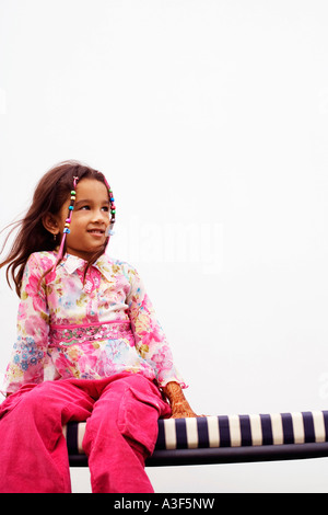 Mädchen sitzen auf einer Bank Stockfoto