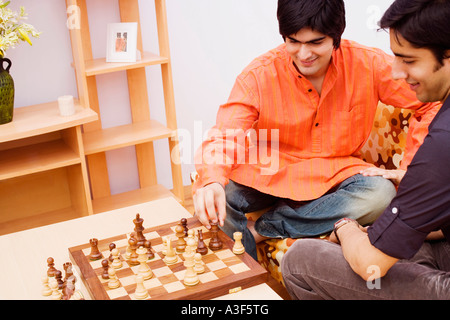 Zwei junge Männer spielen Schach Stockfoto