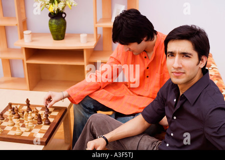 Zwei junge Männer spielen Schach Stockfoto