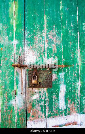 Schloss am alten Schloss grüne Tür mit abblätternde Farbe Stockfoto