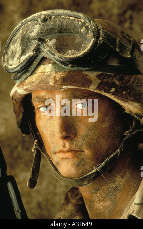 Soldat mit Brille und Kevlar Helm Camouflage Desert Storm Stockfoto