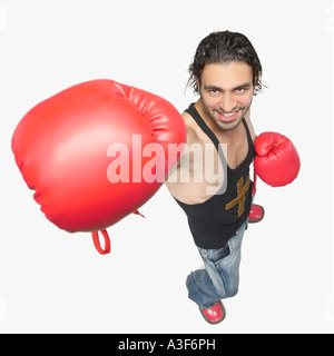 Erhöhte Ansicht eines jungen Mannes tragen Boxhandschuhe Stockfoto