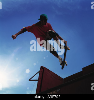 Skateboarder Silhouette gegen blauen Himmel mit Sonne flare Stockfoto