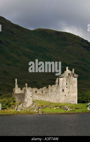 Strahl des Tageslichtes aus brechen Sturm beleuchten Kilchurn Castle am Loch Awe in der Nähe von Dalmally Schottland Stockfoto