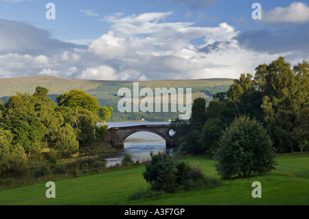 Gelände des Inveraray Castle mit Blick auf die Steinbrücke Loch Fyne und den Hügel jenseits Inveraray Schottland Stockfoto