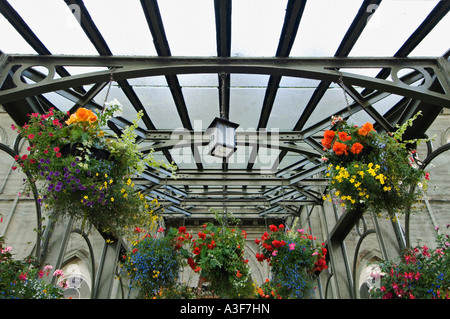 Blumen vor dem Eingang zum Inveraray Castle Sitz des Herzogs von Argyll Inveraray Schottland Stockfoto