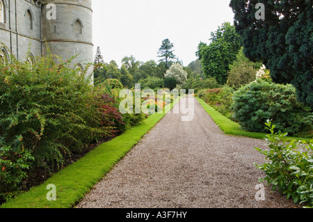 Kiesweg neben Inveraray Castle Estate Gärten Inveraray Schottland führt Stockfoto