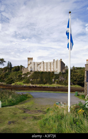 Dunvegan Castle und schottischen Nationalflagge Isle Of Skye Schottland Stockfoto