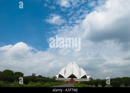 Frau stand vor einem Tempel, Lotus, New Delhi, Indien Stockfoto