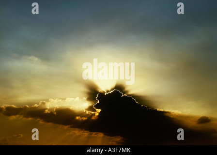 Sonnenuntergang hinter dunklen Wolken Stockfoto
