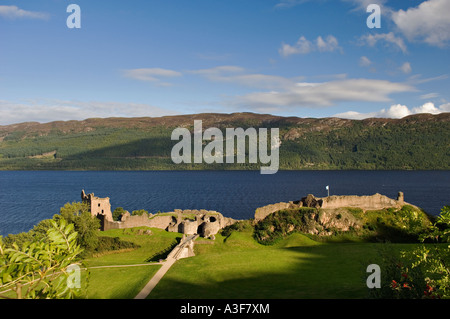 Späten Nachmittag Licht auf Urquhart Castle und Loch Ness in der Nähe von Drumnadrochit Schottland Stockfoto