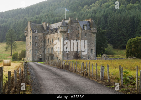 Zaun gesäumten Straße führt zu Menzies in der Nähe von Weem Schottland schloss Stockfoto