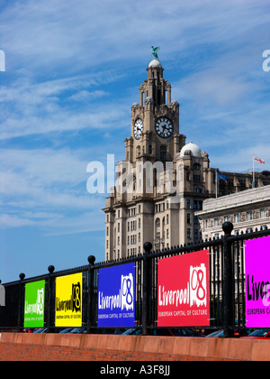 Die Liverpool Royal Liver Buildings an der Seite des Flusses Mersey, 2008 Banner für die Kulturhauptstadt Europas Stockfoto