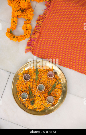 Erhöhte Ansicht von Öllampen mit Blüten von Ringelblumen auf einem Teller Stockfoto