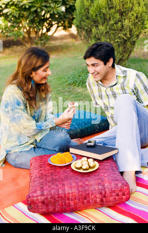 Junges Paar bei einem Picknick Stockfoto